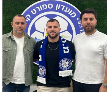 מזרחי במעמד החתימה (יחצ)