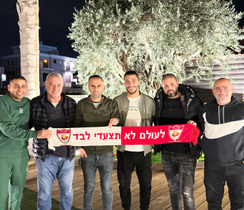 מור במעמד החתימה