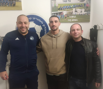 פיסמניק במעמד החתימה