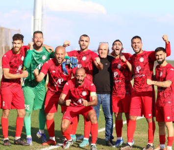 שחקני באקה חוגגים בסיום (דאפר מאחמיד)