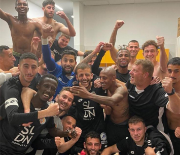 שחקני כפר שלם אחרי הניצחון (אינסטגרם כפר שלם)