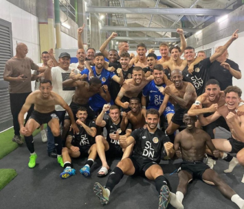 שחקני כפר שלם לאחר המהפך בטדי (מדיה הפועל כפר שלם)