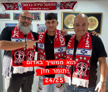 חזן במעמד החתימה (פייסבוק)