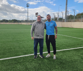 אלבז במעמד החתימה