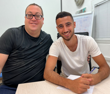 פינטו לצד סוכנו גיא וייס