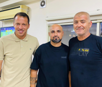 אבו סלאח במעמד החתימה 