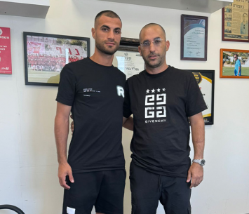 אבו ראס במעמד החתימה