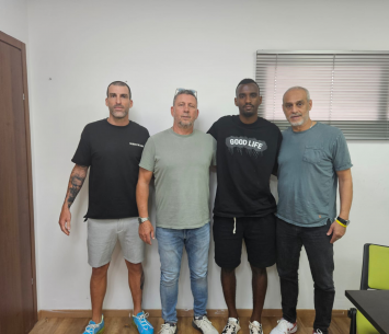 אהדנני במעמד החתימה