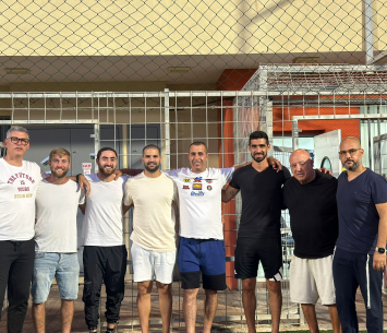 השחקנים ואנשי בקבוצה במעמד החתימה (משה אסולין)