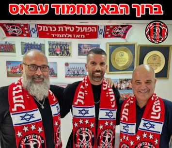 עבאס במעמד חתימה