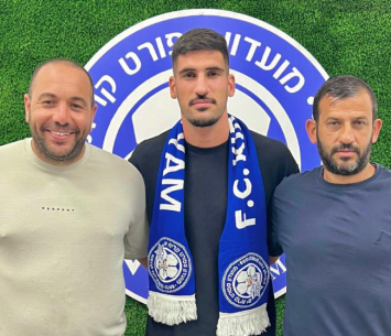 סרוסי במעמד חתימה