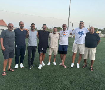 השחקנים במעמד החתימה (באדיבות הקבוצה)