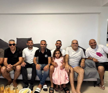 ממשיך במדי טירה. אדרי במעמד החתימה