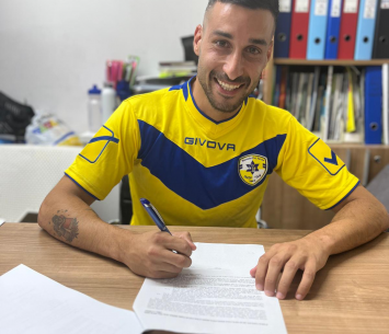 גונן במעמד החתימה