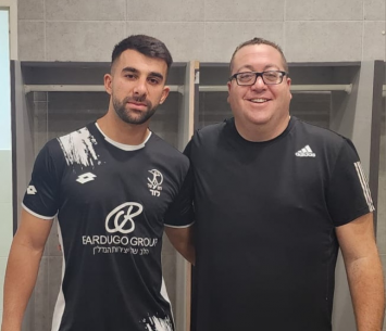 נשאר בבית. מנחם