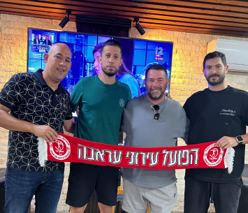 עזהם במעמד החתימה