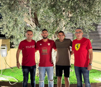 בוסי במעמד החתימה