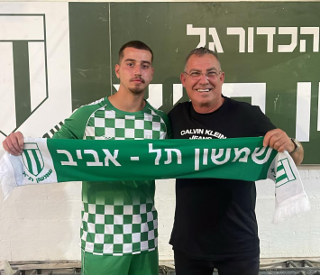 השחקן במעמד החתימה 