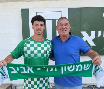 דיין במעמד החתימה