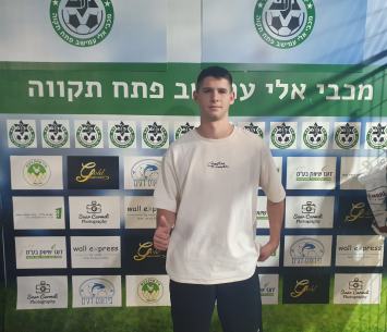 יונתן במעמד החתימה