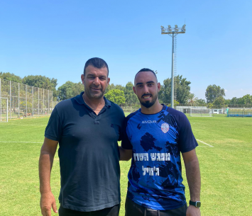 פזטל במעמד החתימה