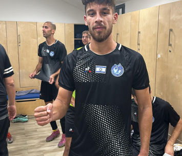 כובש השער הראשון. צור שדי