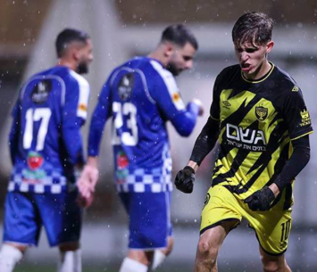 יונה חוגג על רקע השחקנים המאוכזבים של קרית ים (מאור אלקסלסי, ערוץ הספורט)