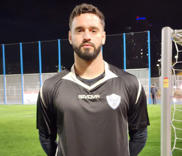 במדים החדשים. קרצו