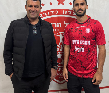 קעטבי במעמד החתימה