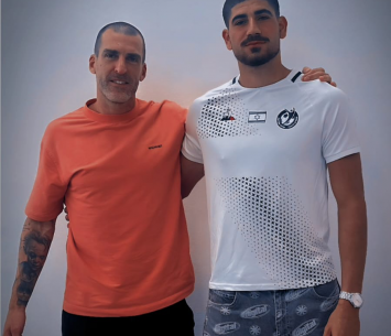 מכלוף במעמד החתימה