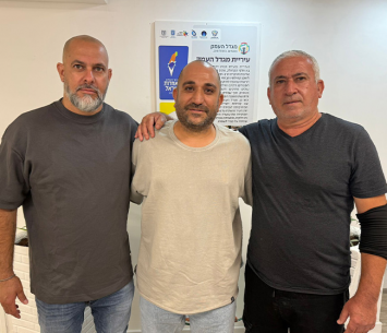 חוזר לליגה. ויצמן במעמד החתימה