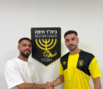 לוי במעמד החתימה