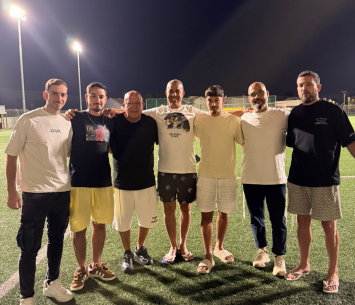 השחקנים במעמד החתמה