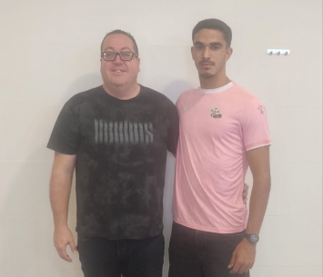 גולן במעמד החתימה