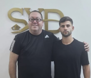 קורן לצד סוכנו גיא וייס