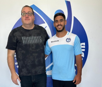 סמרלי במעמד החתימה