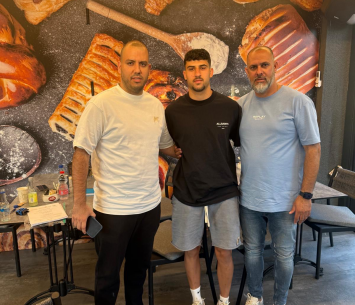 ויטלי במעמד החתימה (באדיבות המועדון)