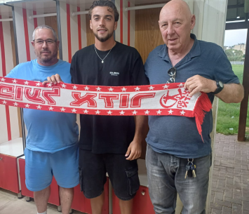 כרמלי במעמד החתימה