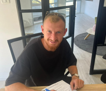 יורי קונדינסקי במעמד החתימה בקבוצה (באדיבות הקבוצה)