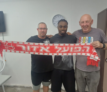 קאני במעמד החתימה