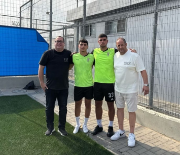 שני השחקנים במעמד החתימה