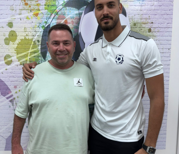 החתמה אדירה. גנאיים לצד סוכנו עידו קרן