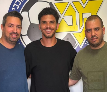 ספיר במעמד החתימה