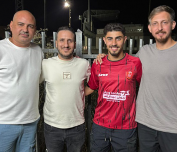 אגבריה במעמד החתימה