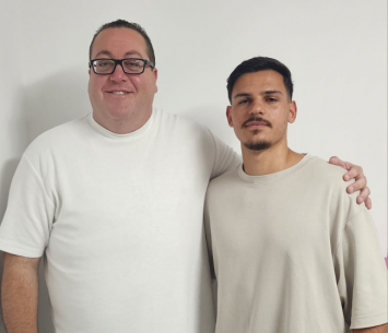 מזרחי במעמד החתימה