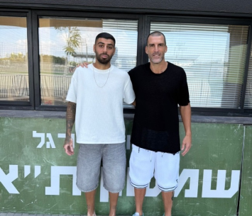 חורי במעמד החתימה