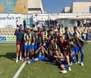 חגיגה בכחול צהוב.  שחקני קריית גת (באדיבות המועדון)