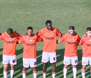 שחקני בני יהודה רגע לפני שריקת הפתיחה