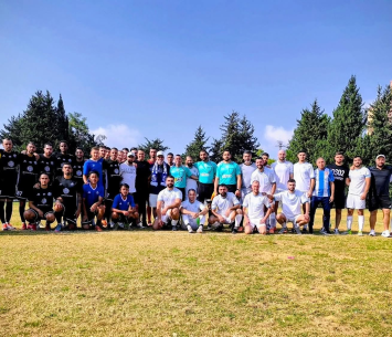 שתי הקבוצות והשופטים ביחד עם שורד השבי שלומי זיו (באדיבות עידן כפיר)