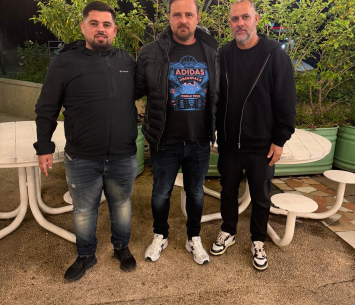 אומנסקי במעמד החתימה